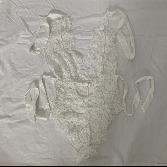 🦄 Scalloped Trim Floral Lace Halter Teddy - Picture 3 of 6